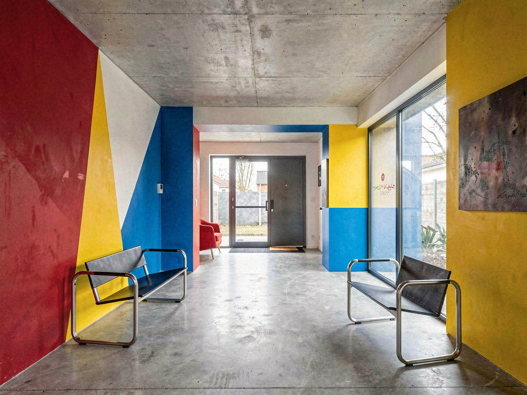 Bauhaus Entryway with sunken seating pit