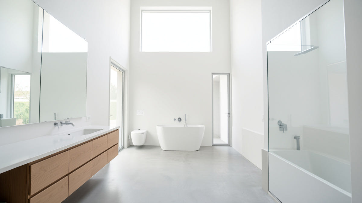 Minimalist bathroom — wide